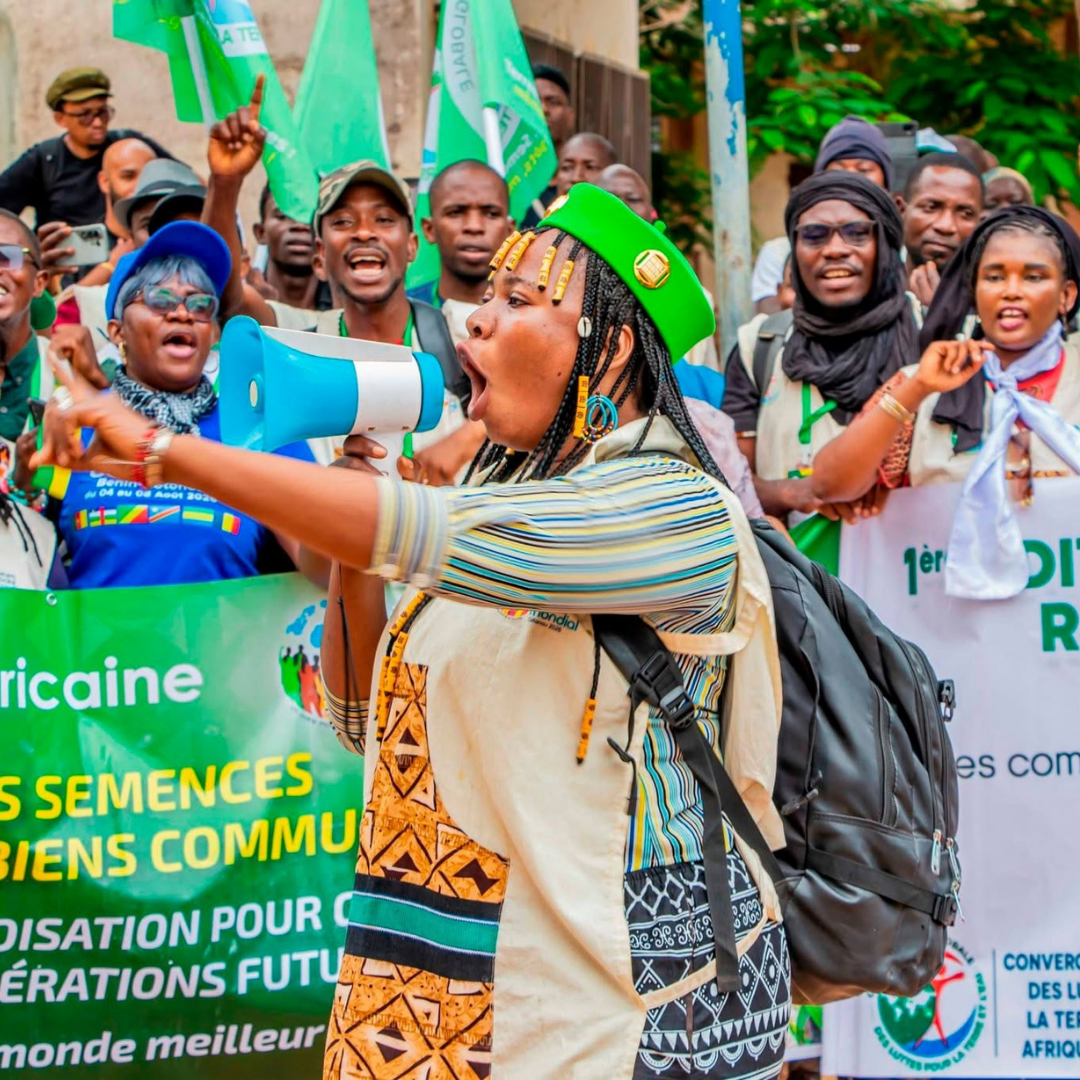 Une militante prend la parole lors d’une mobilisation pour les semences paysannes et la souveraineté alimentaire en Afrique de l’Ouest.